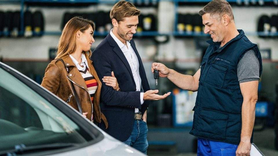 Autoankauf Finnentrop nimmt das Fahrzeug eines Paares entgegen